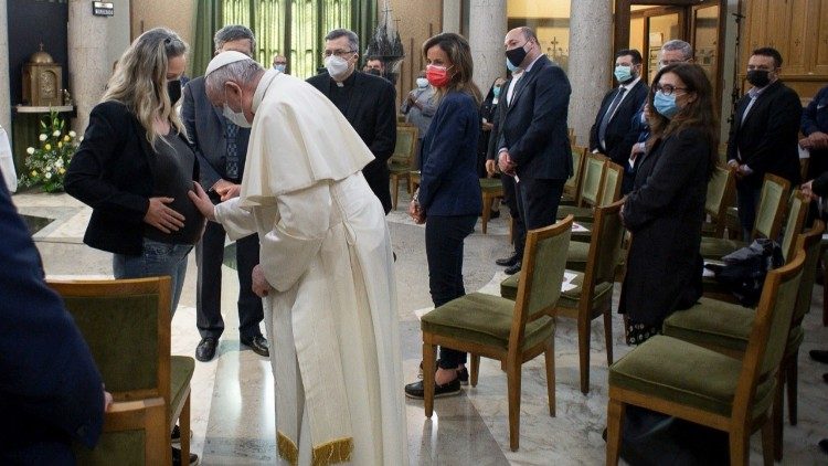 Andressa recebe a benção do Papa Francisco
