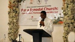 Le secrétaire général du SCEAM adresse ses mots de bienvenue aux participants à l'assemblée plénière préparatoire du synode sur la synodalité le 02 mars 2023