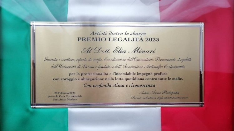 La targa donata a Elia Minari nel carcere di Modena