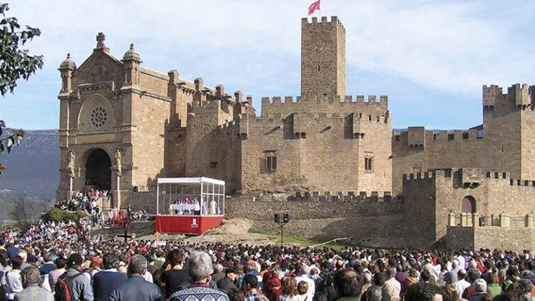 Miles de fieles peregrinan al Castillo de Javier, España