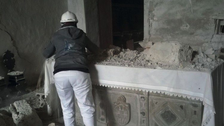 Inspección de los restauradores tras el terremoto