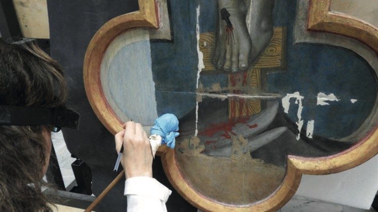 Un restauratore del Laboratorio vaticano al lavoro sul Crocifisso di Sant'Eutizio