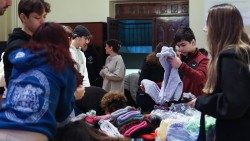 Alumnos turcos de las "Escuelas de los Hermanos Cristianos" clasifican la ayuda humanitaria para las víctimas del terremoto