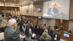 I partecipanti all'incontro dei Cammini giubilari sinodali applaudono la testimonianza di Gemma Capra Calabresi