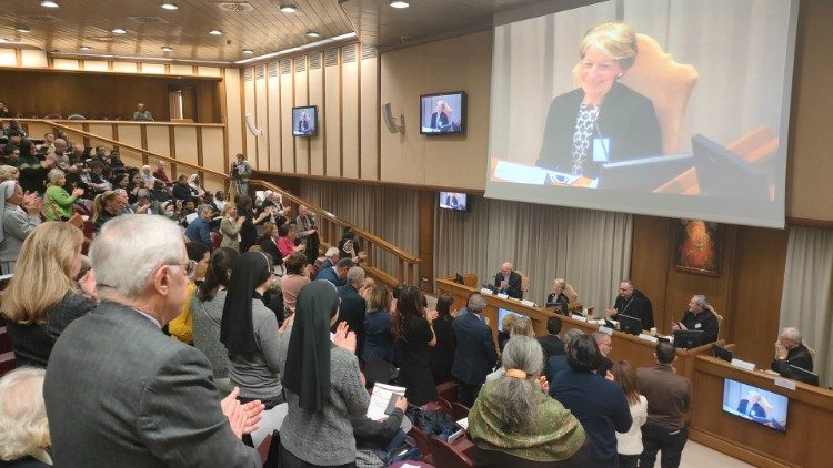 I partecipanti all'incontro dei Cammini giubilari sinodali applaudono la testimonianza di Gemma Capra Calabresi