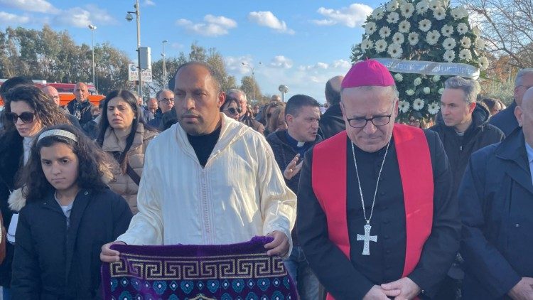 Monseñor Panzetta y Mustafá Achik juntos en la procesión