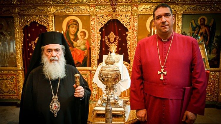 Патриарх Теофил III и от англиканския архиепископ на Йерусалим Хосам Наум