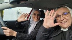 Redovnica sestra Blanka Jeličić i mualima gđa Šejla Mujić u posjetima potrebitima u BiH (Vatican Media)
