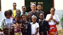 Coadjutor Archbishop João Carlos Hatoa Nunes with some children and their leaders.