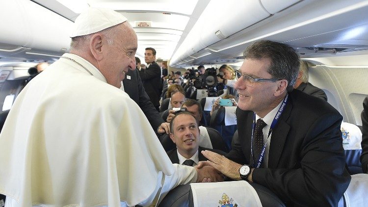 Marcelo Figueroa saluta Papa Francesco in occasione di un viaggio apostolico