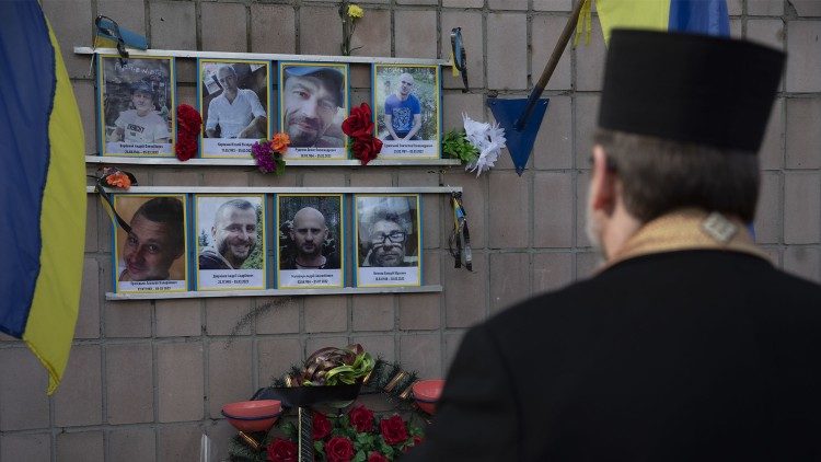 Abp Światosław Szewczuk modlący się w miejscu upamiętniającym ofiary z 4 marca 2022, Bucza, 6 marca 2023 (źródło: ugcc.org)
