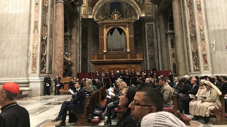 Il pubblico in ascolto della quarta Lectio Petri nella basilica vaticana