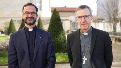 Mgr Loïc Lagadec (gauche), nouvel évêque auxiliaire de Lyon, aux côtés de Mgr Olivier de Germay.