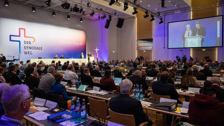 Eine Plenarversammlung des Synodalen Wegs im März 2023 in Frankfurt