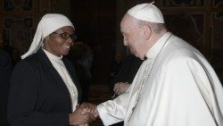 Mère Christiane Baka saluant le Pape François