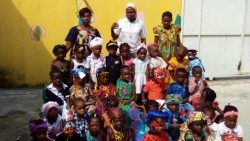 Religiosa com um grupo de crianças no Gabão