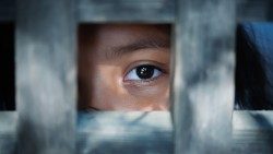 La tratta di esseri umani è una moderna forma di schiavitù e i minori sono sempre più coinvolti
