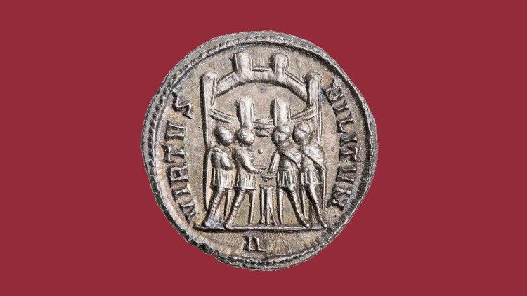 Moneta in argento di Massimiano (295-297 d.C.): i tetrarchi Diocleziano, Massimiano, Costanzo Cloro e Galerio che prestano solenne giuramento su un tripode davanti a una cinta muraria con sei torri