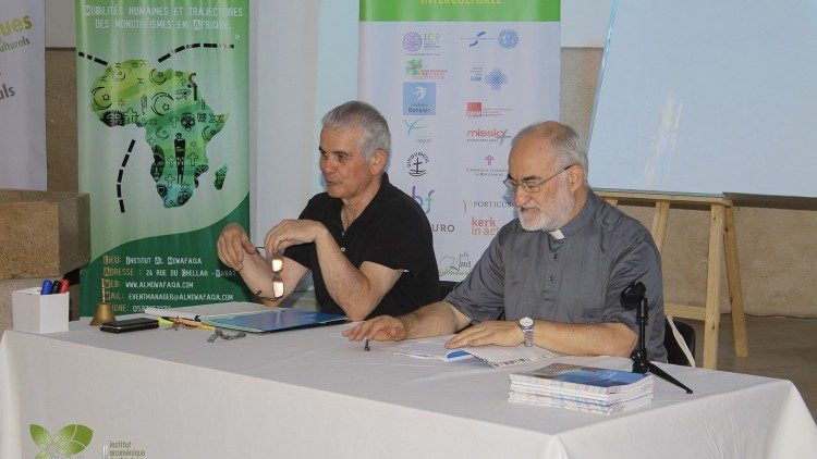Il cardinale Lopez Romero (a destra), co-presidente dell'Istituto, durante una conferenza pubblica ad Al Mowafaqa