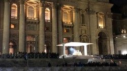 Wieczorem na placu św. Piotra adoracja w intencji synodu