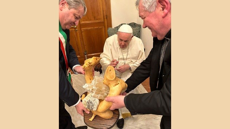 Il Papa benedice la prima pietra del Villaggio Laudato si’ alla presenza del vescovo Gianfranco De Luca e del sindaco Francesco Roberti (14 marzo 2023)