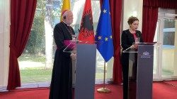 Пресконференция на монсеньор Пол Галахър с албанския министър на Европа и външните работи Олта Хачка, 18 март 2023 г.