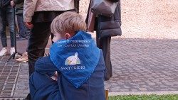 Un niño a la entrada del Aula Pablo VI, donde se reunirá con el Papa Francisco