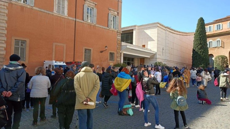 Des réfugiés devant la salle Paul VI du Vatican le 18 mars