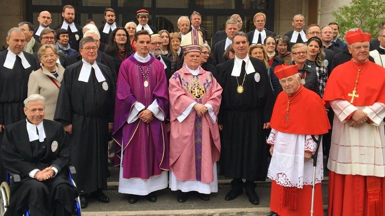 Die Erzbruderschaft zusammen mit dem neuen Rektor und dem Augsburger Bischof