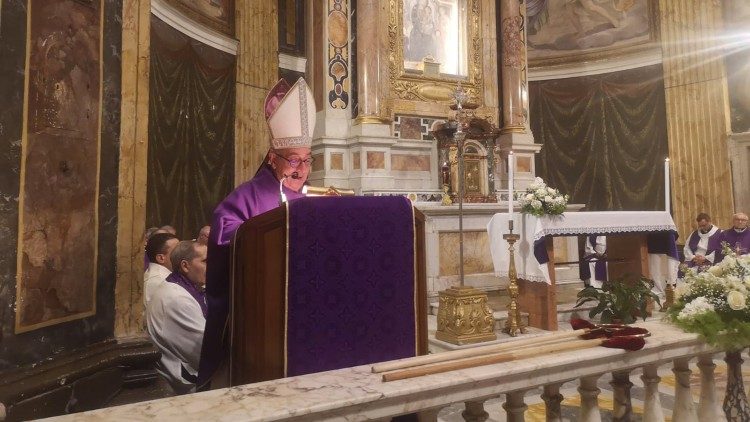 Il cardinale De Donatis mentre tiene l'omelia