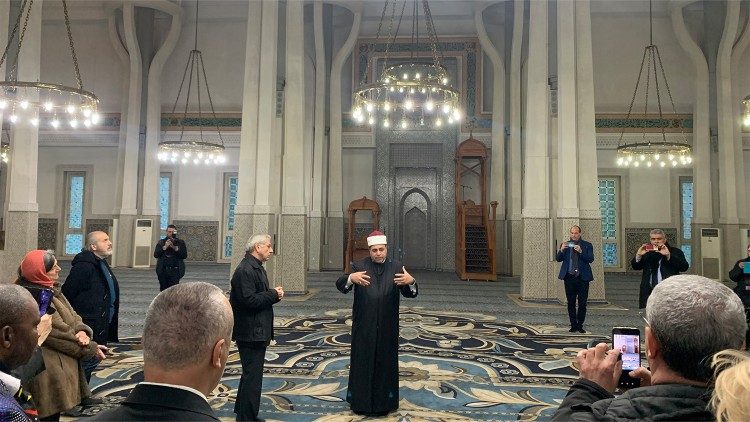 L'iman Nader Akkad descrive la sala di preghiera della Moschea di Roma ai suoi ospiti