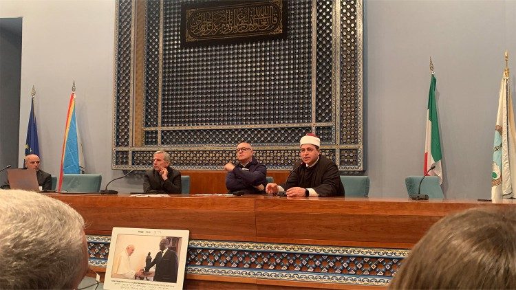 L' imam Akkad (a destra) insieme a don Savina (secondo da sinistra), nell'auditorium del Centro Culturale Islamico