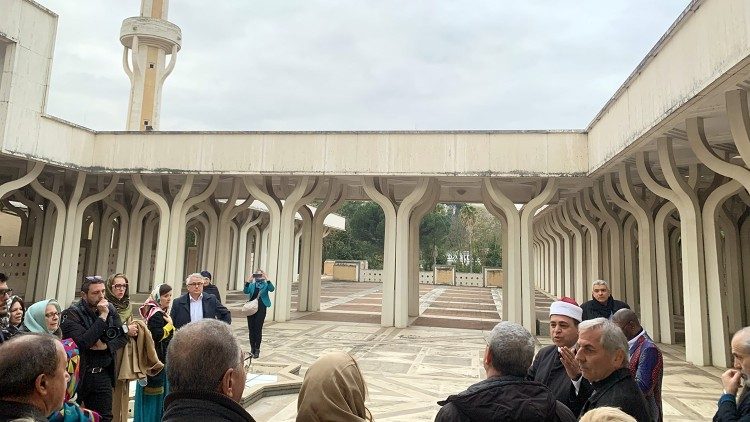 L'imam Akkad, don Savina e alcuni dei partecipanti all'incontro, all'esterno della sala di preghiera della Grande Moschea