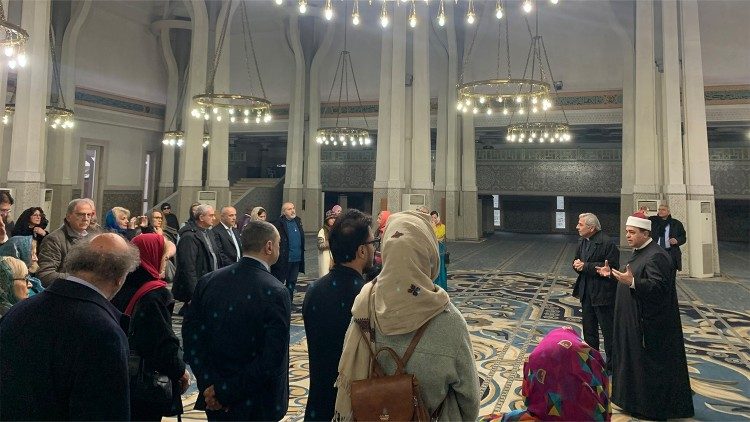 Un altro momento della visita nella sala di preghiera della Grande Moschea di Roma