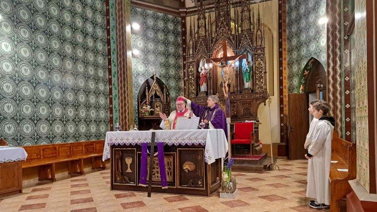 Епископ Каваленов отслужи благодарствена меса в Катедралния храм «Св. Павел от Кръста» в гр.Русе 