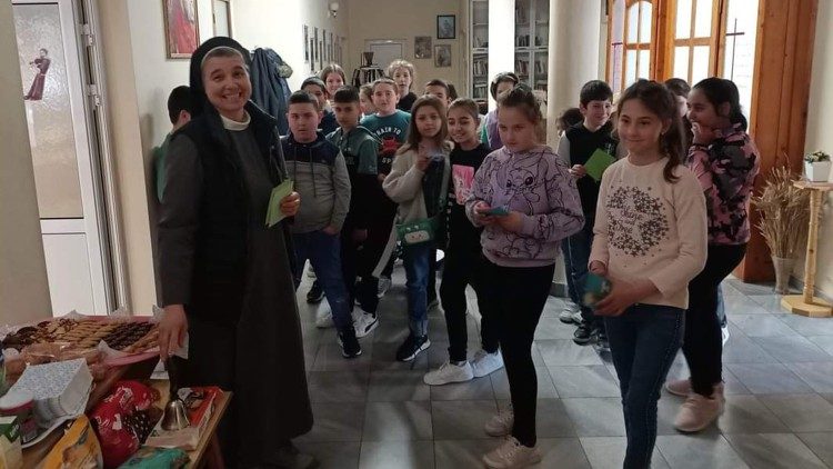Сестра Eлка Станева с децата от часовете по религия