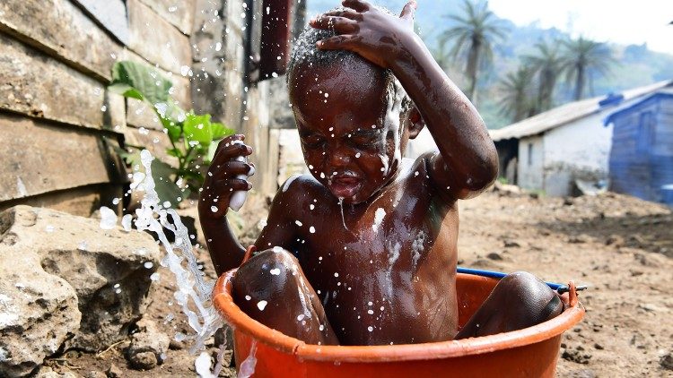 Criança toma banho no sudoeste de Camarões