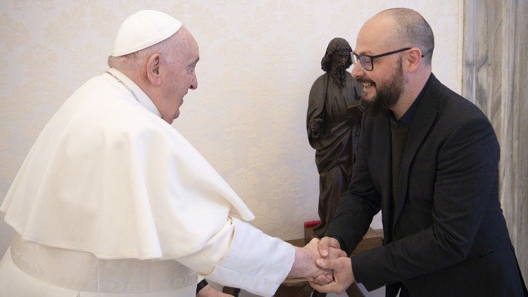 El Papa saluda a Andrés Castillo, Co-fundador de Renova+