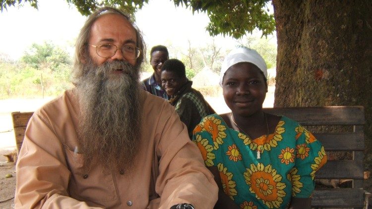 Padre Pozzi tra la sua gente in Centrafrica