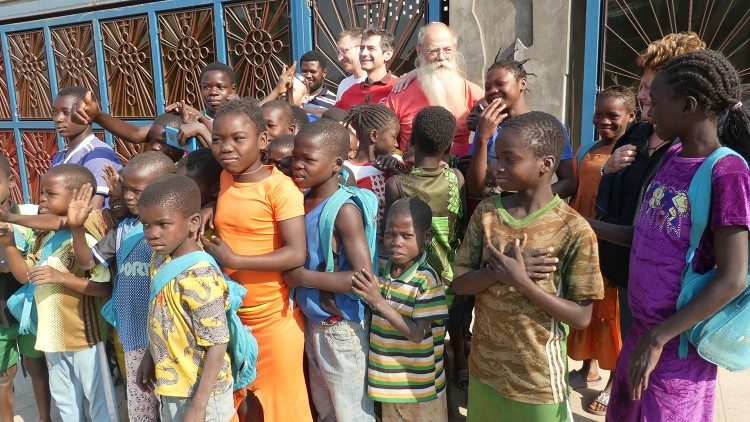Padre Norberto tra i bambini centrafricani: "pensare al bene comune"