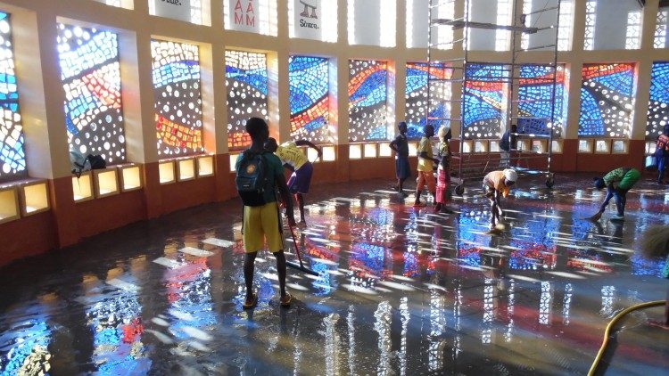 La nuova chiesa edificata dai carmelitani in Centrafrica, un riflesso di luci e colori, speranza di una umanità in pace