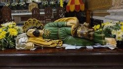 La imagen de San José dormido está expuesta dentro de la Basílica porteña para la devoción de los fieles.