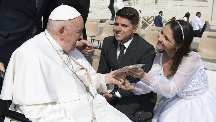 O encontro de Juliana e Victor com o Papa na Audiência Geral desta quarta (22)