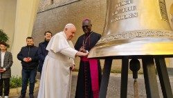 Папа Францик освящает колокол «Голос нерождённых» (Ватикан, 22 марта 2023 г.)