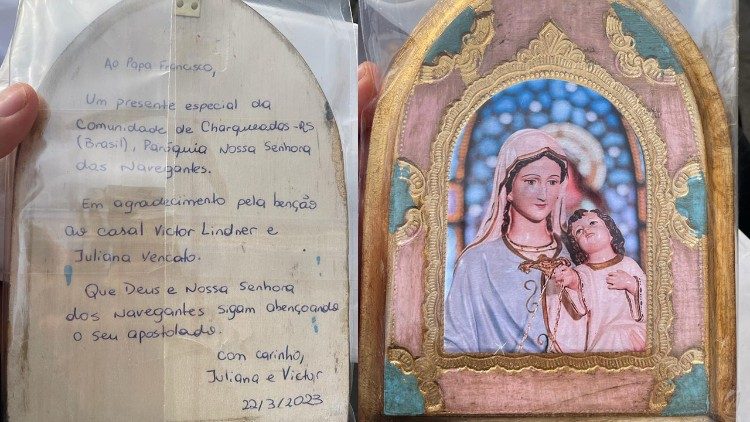 A capelinha que o casal de brasileiros deu ao Papa