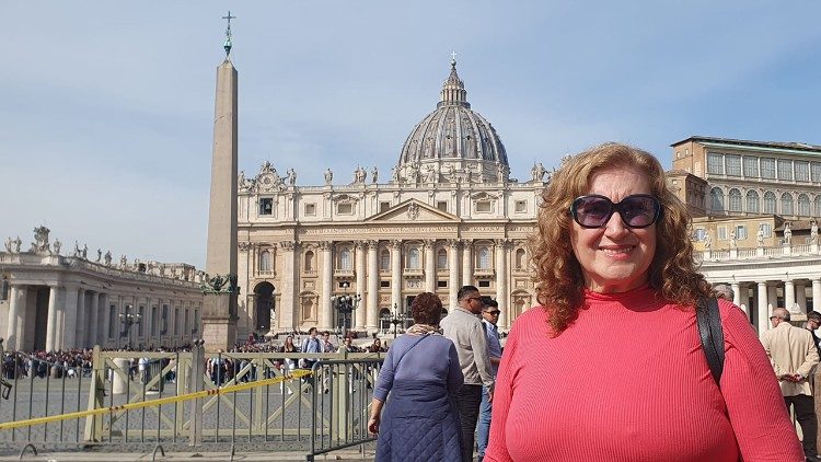 A brasileira está de volta pela terceira vez no Vaticano e sempre se emociona