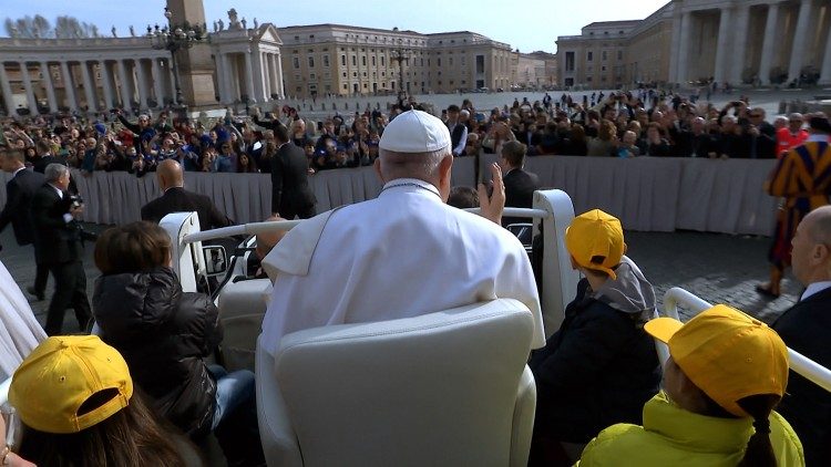 Djeca s papom Franjom u papamobilu kruže Trgom svetoga Petra