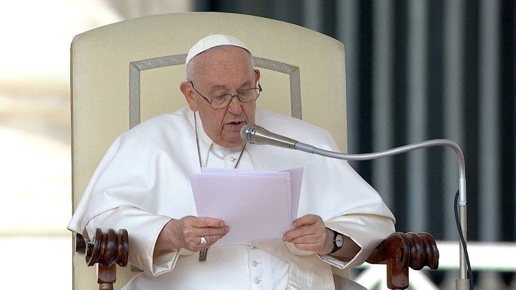 Papa Francisc a avut o covonvorbire telefonică cu președintele ales Javier Milei