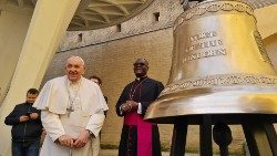 Před generální audiencí papež požehnal zvon, pojmenovaný „Hlas nenarozených“.