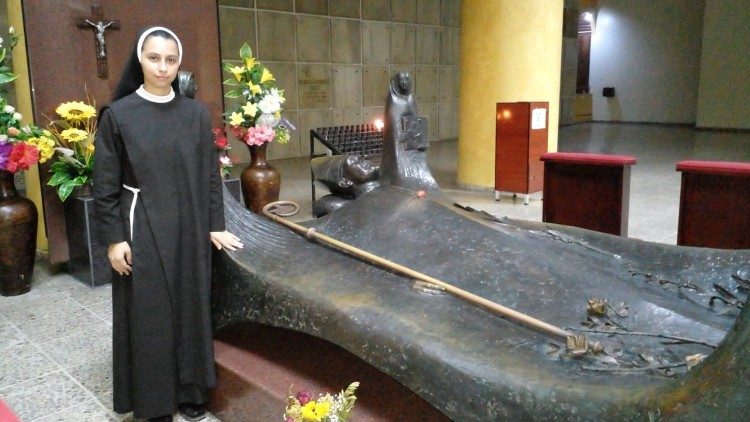 Hermana Elsy Ayala Córdova ante la tumba de San Romero